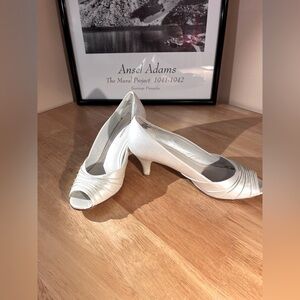 Satin white Naturalizer vintage dress shoes